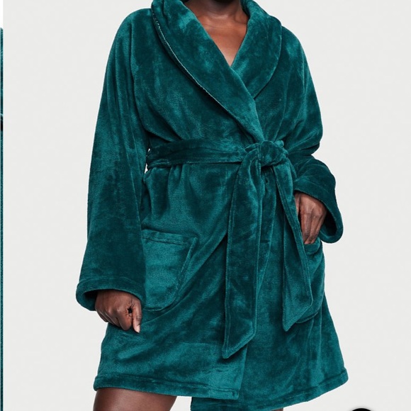 Victoria's SecretShort Cozy Robe, Slippers & Lingerie Set NWT